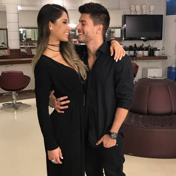 Mayra Cardi e Arthur Aguiar assumiram oficialmente o namoro em julho de 2017