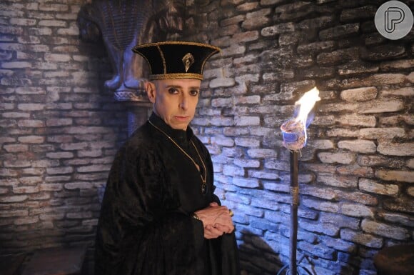 Beroso (Cássio Scapin) faz papel de acusador de Joaquim (Osmar Silveira) no julgamento do príncipe, no capítulo de segunda-feira, 25 de setembro de 2017, da novela 'O Rico e Lázaro'