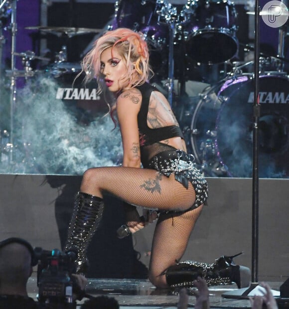 As fortes dores que Lady Gaga tem sentido no quadril são em recorrência da doença fibromialgia. Artista está recebendo cuidados médicos e não viajou ao Brasil