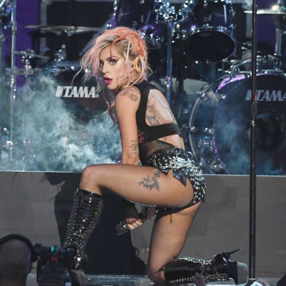 Lady Gaga mostrou a tatuagem feita no Rio de Janeiro: 'Lembrem-se de anos atrás, quando eu tatuei Rio no meu pescoço. A tatuagem foi feita por crianças nas favelas'