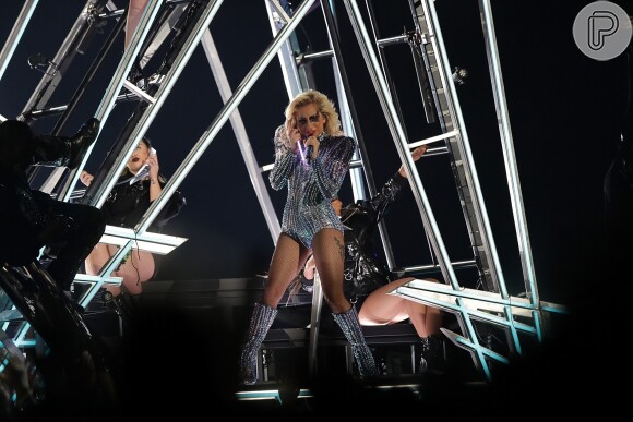 Internada, Lady Gaga afirmou estar 'devastada' por não poder se apresentar aos brasileiros no Rock in Rio: 'Eu poderia fazer qualquer coisa por vocês, mas eu preciso cuidar do meu corpo agora'