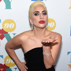 Lady Gaga fez homenagem aos fãs cariocas: 'Lembrem-se de anos atrás, quando eu tatuei 'Rio' no meu pescoço. A tatuagem foi feita por crianças nas favelas. Vocês têm um lugar especial no meu coração e eu amo vocês'