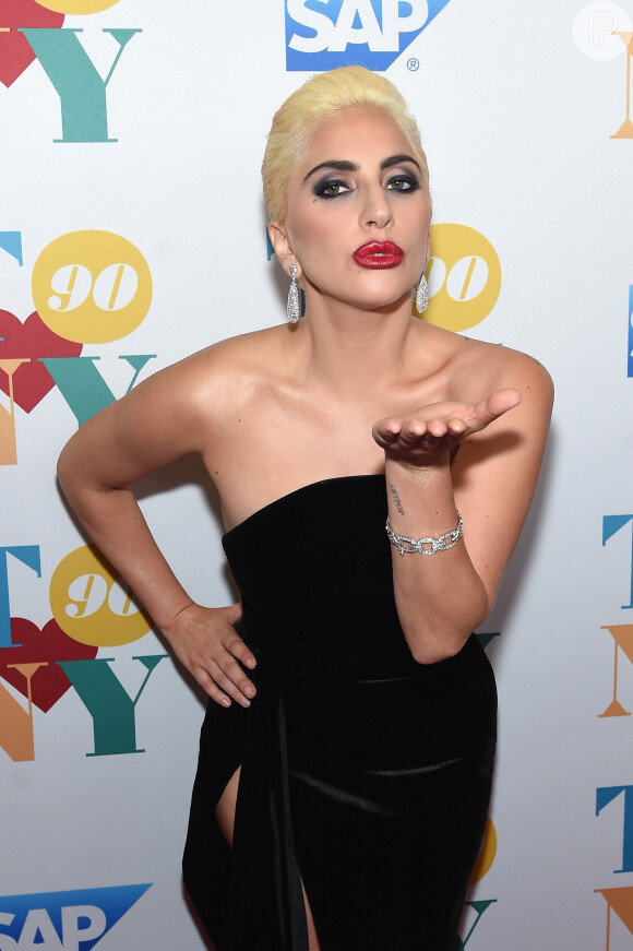 Lady Gaga fez homenagem aos fãs cariocas: 'Lembrem-se de anos atrás, quando eu tatuei 'Rio' no meu pescoço. A tatuagem foi feita por crianças nas favelas. Vocês têm um lugar especial no meu coração e eu amo vocês'