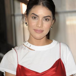 A t-shirt do look Cinq à Sept de Camila Coelho contava com detalhe rasgado na gola, preso por alfinetes, seguindo o estilo destroyed