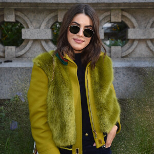 Camila Coelho completou o look Tory Burch com óculos hexagonais Ray-Ban, à venda no Brasil por R$ 550