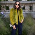 Camila Coelho contrastou a calça navy com um casaco de pelos verde para o desfile da coleção primavera 2017 da marca Tory Burch na NYFW,  em 8 de setembro de 2017 