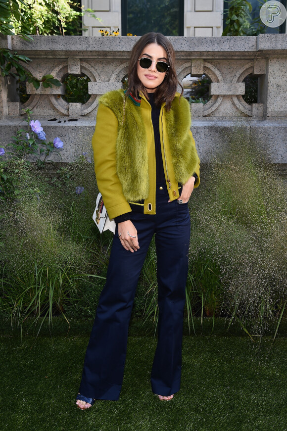 Camila Coelho contrastou a calça navy com um casaco de pelos verde para o desfile da coleção primavera 2017 da marca Tory Burch na NYFW, em 8 de setembro de 2017