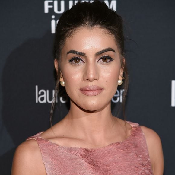 Camila Coelho optou brincos de pérolas, cabelo preso e maquiagem rosada para festa durante a New York Fashion Week