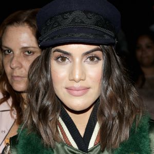 Camila Coelho complementou o look fashionista com chapéu para o desfile da Coach na New York Fashion Week 