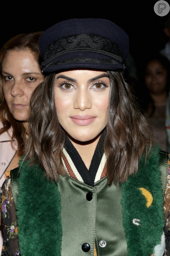 Camila Coelho complementou o look fashionista com chapéu para o desfile da Coach na New York Fashion Week 