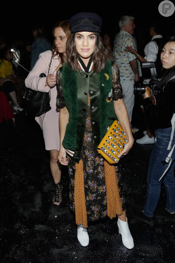 A blogueira Camila Coelho apostou na tendência das botas brancas com um look fashionista  para prestigiar o desfile da coleção primavera 2018 da Coach na New York Fashion Week, em 12 de setembro de 2017