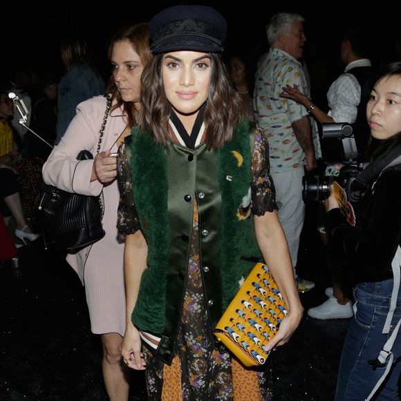 A blogueira Camila Coelho apostou na tendência das botas brancas com um look fashionista  para prestigiar o desfile da coleção primavera 2018 da Coach na New York Fashion Week, em 12 de setembro de 2017