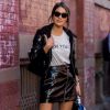 Camila Coelho investiu em uma produção estilosa com saia de verniz, t-shirt, jaqueta e sapatos estilo vintage para assistir ao desfile de Rebecca Minkoff na New York Fashion Week, em 9 de setembro de 2017
