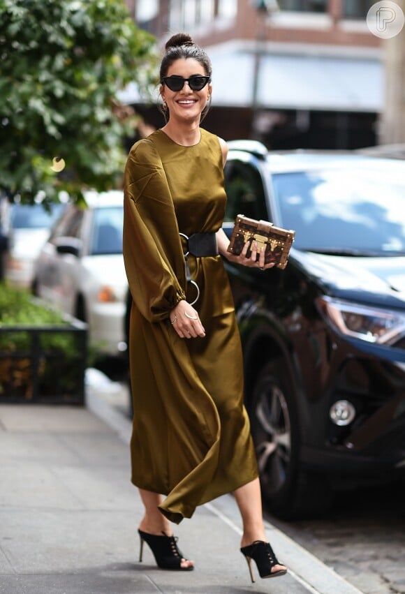 Para o desfile da Tibi na New York Fashion Week, no dia 9 de setembro, Camila Coelho apostou em um elegante vestido de seda da marca