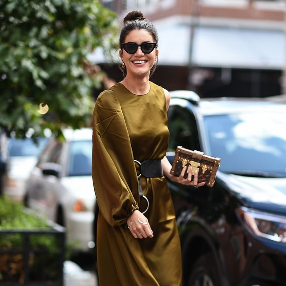Para o desfile da Tibi na New York Fashion Week, no dia 9 de setembro, Camila Coelho apostou em um elegante vestido de seda da marca