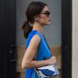 Camila Coelho voltou a exibir estilo e elegância ao combinar o vestido azul com sapatos brancos fashionistas para o desfile de  Diane von Furstenberg na New York Fashion Week, em 10 de setembro de 2017 