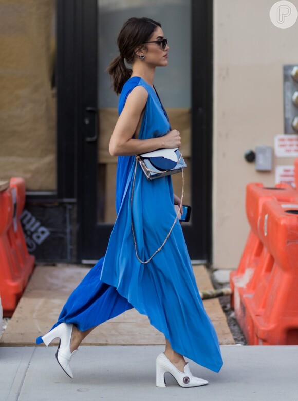 Camila Coelho voltou a exibir estilo e elegância ao combinar o vestido azul com sapatos brancos fashionistas para o desfile de Diane von Furstenberg na New York Fashion Week, em 10 de setembro de 2017