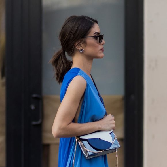 Camila Coelho voltou a exibir estilo e elegância ao combinar o vestido azul com sapatos brancos fashionistas para o desfile de Diane von Furstenberg na New York Fashion Week, em 10 de setembro de 2017