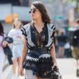 Camila Coelho investiu em assimetria, rendas e babados para o desfile da  Zimmermann na New York Fashion Week, em 11 de setembro de 2017. A blogueira combinou o vestido da grife com bolsa-maleta Louis Vuitton e sandálias Tom Ford 