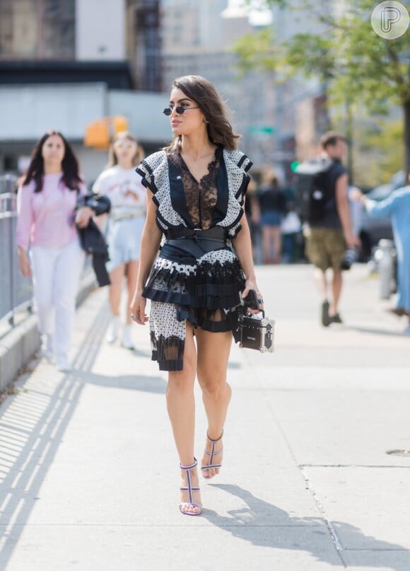 Camila Coelho investiu em assimetria, rendas e babados para o desfile da Zimmermann na New York Fashion Week, em 11 de setembro de 2017. A blogueira combinou o vestido da grife com bolsa-maleta Louis Vuitton e sandálias Tom Ford