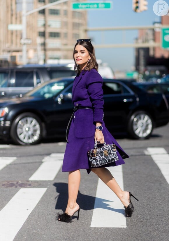 No mesmo dia, Camila Coelho desfilou o look roxo pelas ruas de Manhattan com sandálias com plumas