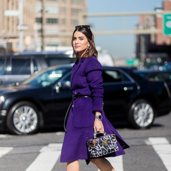 No mesmo dia, Camila Coelho desfilou o look roxo pelas ruas de Manhattan com sandálias com plumas