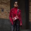 A it-girl Camila Coelho optou por um look Philip Lim com jaqueta vermelha Blank, bolsa Dior e mule Paula Torres para o desfile da grife Marchesa na New York Fashion Week, em 13 de setembro de 2017
