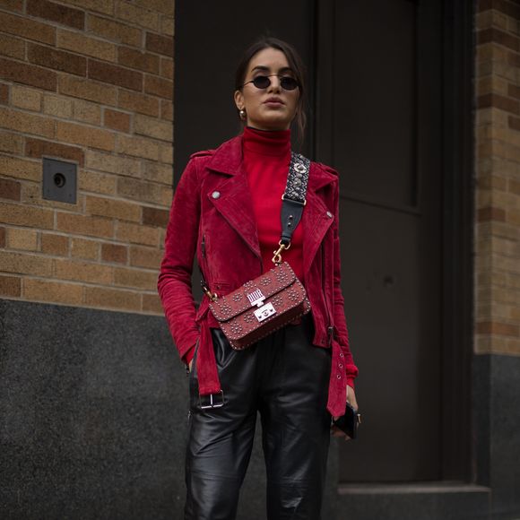 A it-girl Camila Coelho optou por um look Philip Lim com jaqueta vermelha Blank, bolsa Dior e mule Paula Torres para o desfile da grife Marchesa na New York Fashion Week, em 13 de setembro de 2017