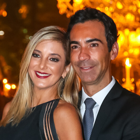 Cesar Tralli, noivo de Ticiane Pinheiro, justificou, ao 'TV Fama', desta quinta-feira, 14 de setembro de 2017: 'Vou fazer 47 anos então tá na hora'