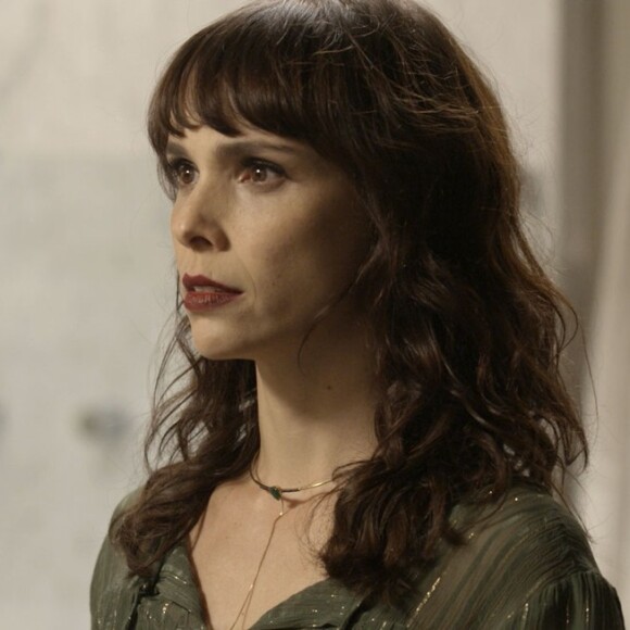 Irene (Débora Falabella) cai na armadilha de Elvira (Betty Faria), mas consegue escapar de tiroteio no morro e vai parar no hospital por causa de um sangramento, na novela 'A Força do Querer'