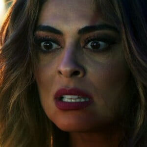 Bibi (Juliana Paes) troca tiros com Jeiza (Paolla Oliveira) e consegue fugir do morro, na novela 'A Força do Querer'