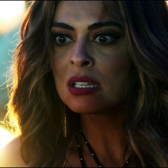 Bibi (Juliana Paes) troca tiros com Jeiza (Paolla Oliveira) e consegue fugir do morro, na novela 'A Força do Querer'