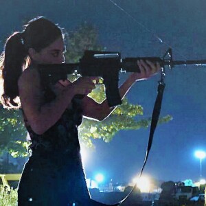 Bibi (Juliana Paes) atira na mão de um assaltante na frente de Silvana (Lilia Cabral) durante uma fuga, na novela 'A Força do Querer'