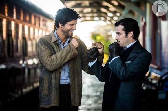 Inácio (Bruno Cabrerizo) é agredido por Fernão (Jayme Matarazzo) depois de receber um presente de Maria Vitória (Vitória Strada), no capítulo que vai ao ar terça-feira, dia 26 de setembro de 2017, na novela 'Tempo de Amar'