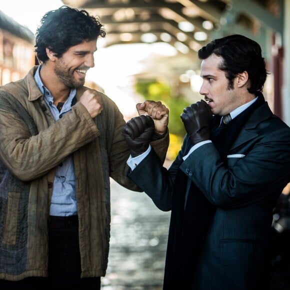 Inácio (Bruno Cabrerizo) é agredido por Fernão (Jayme Matarazzo) depois de receber um presente de Maria Vitória (Vitória Strada), no capítulo que vai ao ar terça-feira, dia 26 de setembro de 2017, na novela 'Tempo de Amar'