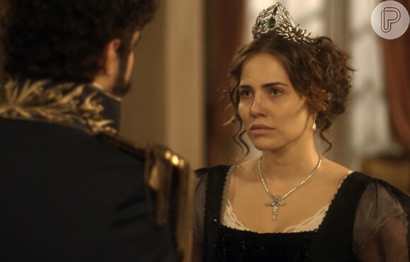 Leopoldina (Leticia Colin) diz a Pedro (Caio Castro) que Domitila (Agatha Moreira) foi atrás deles para matá-la, na novela 'Novo Mundo'