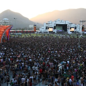 Multidão se reúne em frente ao palco Itaú durante o show de Pabblo Vittar