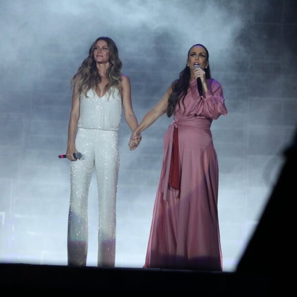 Ivete Sangalo soltou a voz cantando 'Imagine', de John Lennon