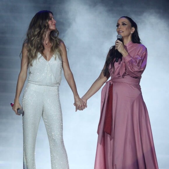 Gisele Bündchen e Ivete Sangalo ficaram de mãos dadas durante a apresentação