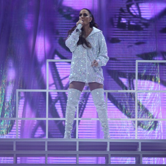 Bem-humorada, Ivete também brincou com o tamanho dos seios: 'Eles não cabem mais em lugar nenhum, só na mão do papai!'