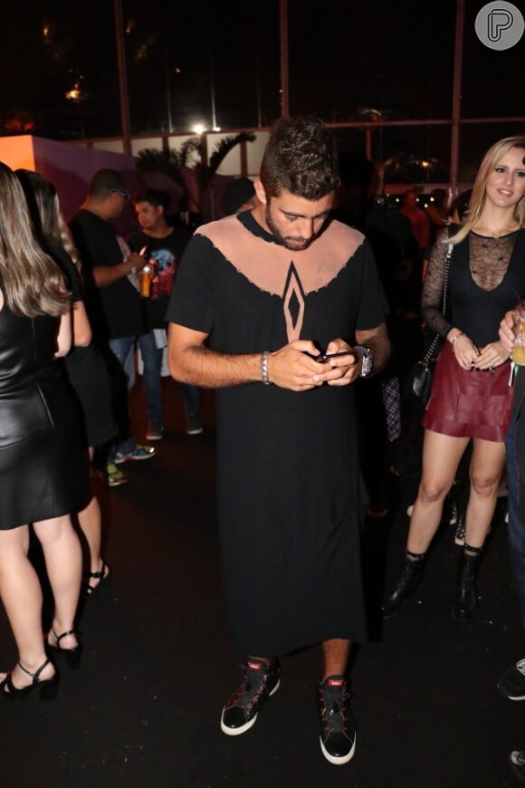 Pedro Scooby apostou em um vestido com transparência e fluído para a primeira noite do Rock in Rio