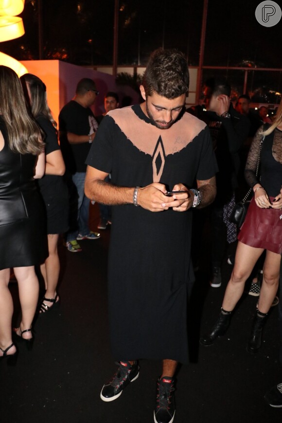 Marido de Luana Piovani, Pedro Scooby usa vestido no Rock in Rio: 'Só roupa'