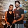 Grávida de 8 meses, Aline Dias curte Rock in Rio com namorado nesta sexta-feira, dia 15 de setembro de 2017