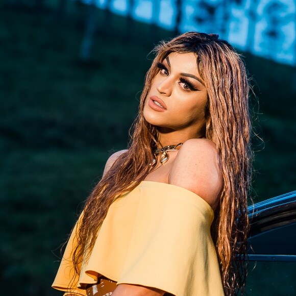 Pabllo Vittar dispensa maquiador e faz sua própria maquiagem: 'Não abro mão'