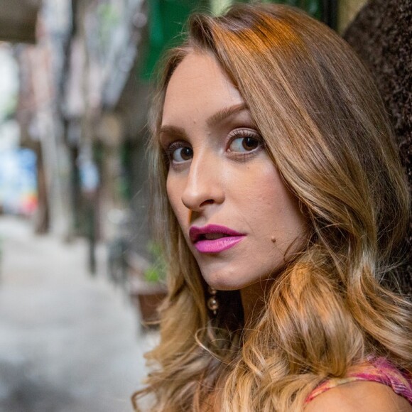 Carla Diaz está vivendo a Carine na trama de Glória Perez
