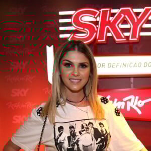 Bárbara Evans está no camarote de uma das patrocinadoras do evento