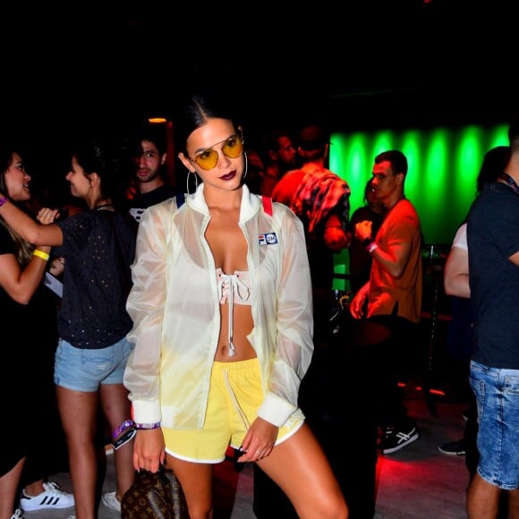 Bruna Marquezine posou com estilo no festival