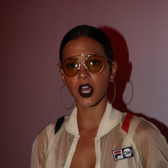 Bruna Marquezine usou os cabelos presos e uma argola grande para compor o visual