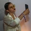 Bruna Marquezine faz selfies em um dos espaços vips do festival