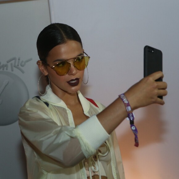 Bruna Marquezine capricho na make e no estilo para se divertir no segundo dia do Rock in Rio